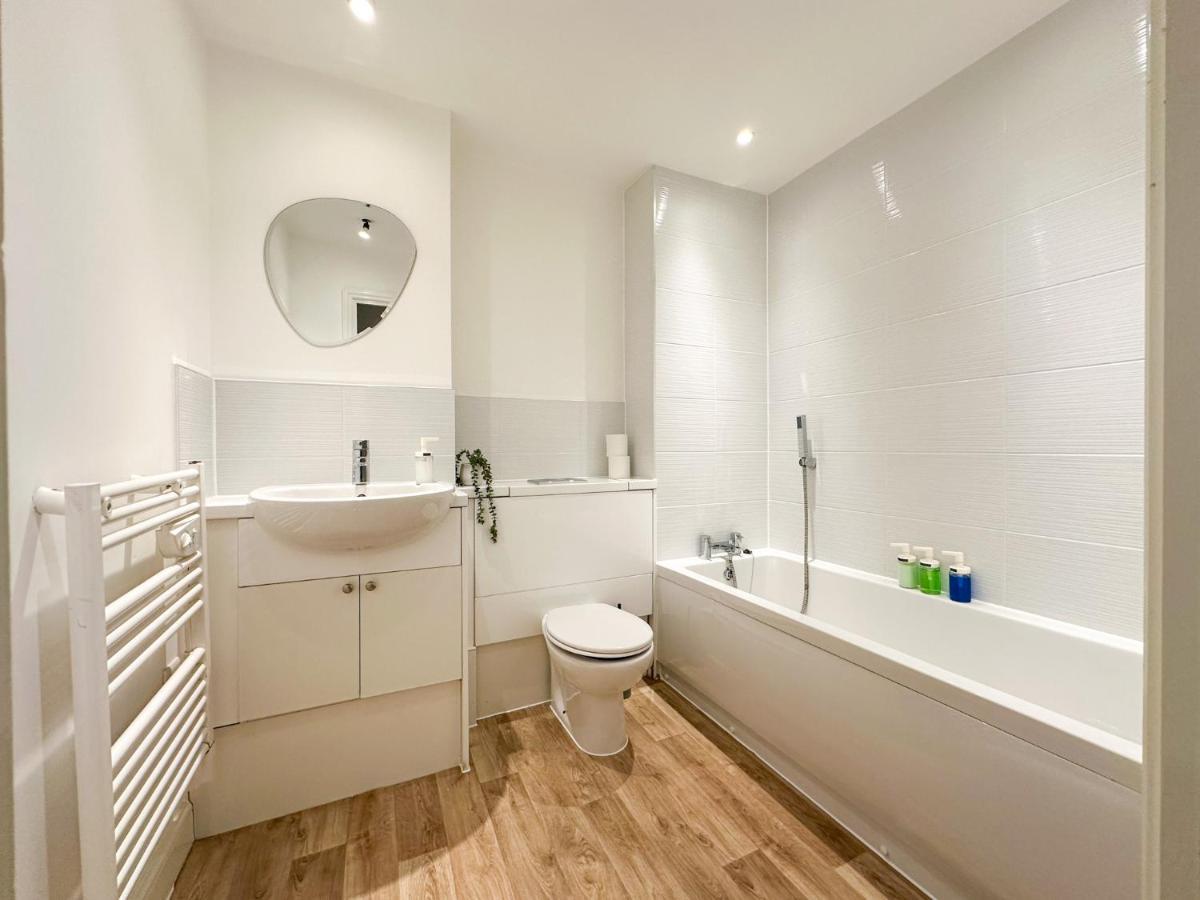 Luxury 2 Bedroom City Centre Apartment - Secure Parking - Amazing Location! カンタベリー エクステリア 写真
