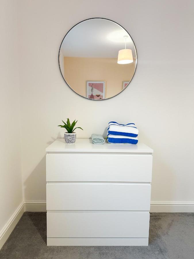 Luxury 2 Bedroom City Centre Apartment - Secure Parking - Amazing Location! カンタベリー エクステリア 写真