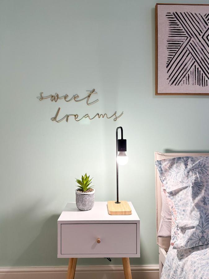 Luxury 2 Bedroom City Centre Apartment - Secure Parking - Amazing Location! カンタベリー エクステリア 写真