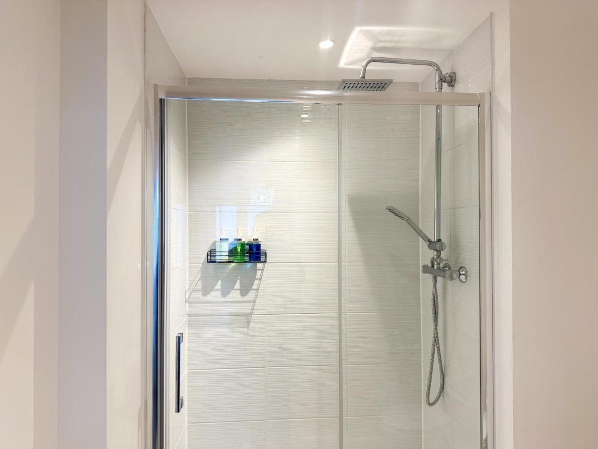 Luxury 2 Bedroom City Centre Apartment - Secure Parking - Amazing Location! カンタベリー エクステリア 写真